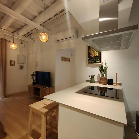 2br Central Location דירה