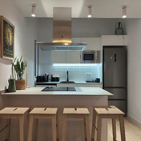 2br Central Location דירה
