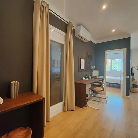 2br Central Location דירה *