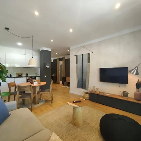 2br Central Location דירה