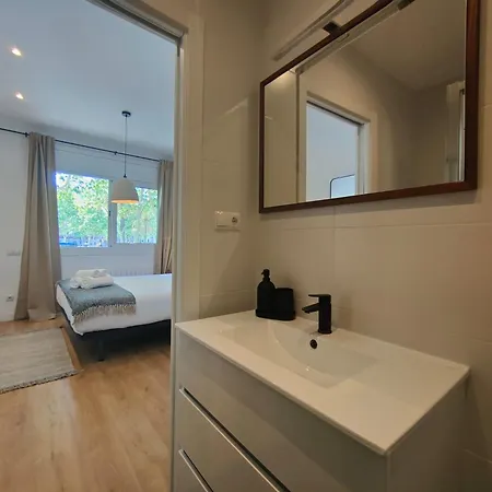 2br Central Location דירה *